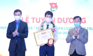 Anh Bùi Quang Huy - Uỷ viên dự khuyết T.Ư Đảng, Bí thư thường trực T.Ư Đoàn trao Bằng khen cho "Học sinh 3 tốt" cấp T.Ư năm 2021. Ảnh: DƯƠNG TRIỀU