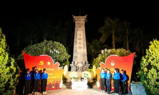 1.000 ngọn nến thắp lên cùng màu áo xanh tưởng niệm các anh hùng liệt sĩ