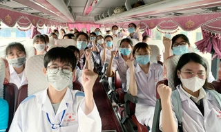 Gần 100 sinh viên, giảng viên trẻ trường ĐH Y Dược Hải phòng lên đường chi viện cho Bắc Giang phòng chống dịch COVID-19.