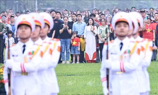 Trang nghiêm Lễ Chào cờ sáng 30/4 tại Quảng trường Ba Đình: Người dân Thủ đô hướng về ngày thống nhất