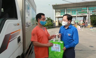 anh Nguyễn Anh Tuấn, Ủy viên T.Ư Đảng, Bí thư thứ nhất T.Ư Đoàn, Chủ tịch T.Ư Hội LHTN Việt Nam thăm và tặng quà cho lực lượng lái xe đường dài đang vận chuyện hàng hoá, nhu yêu phẩm.