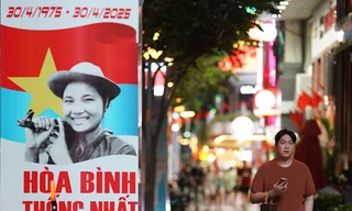 TP. HCM rực rỡ cờ hoa, pano, áp phích chào mừng 50 năm Ngày Giải phóng miền Nam