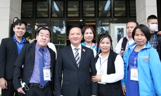 Phó Chủ tịch Quốc hội Nguyễn Khắc Định gặp mặt các đại biểu tham dự chương trình "Toả sáng nghị lực Việt", năm 2021. Ảnh: LÂM ĐĂNG HẢI