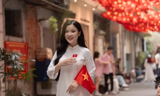 Màu đỏ rực của cờ Tổ quốc phủ kín phố phường Hà Nội dịp 30/4