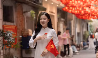 Màu đỏ rực của cờ Tổ quốc phủ kín phố phường Hà Nội dịp 30/4