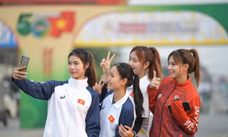 Hào hứng check-in cổng xuất phát Tiền Phong Marathon 2025