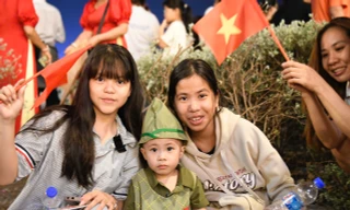 Người dân đổ về trung tâm TPHCM giữ chỗ chờ đại tiệc ánh sáng