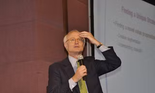 GS Michael Porter tại buổi thuyết trình ở Hà Nội sáng 29-11