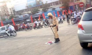 CSGT cặm cụi quét rác