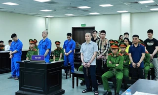 Hai cựu công an bảo kê cho bà trùm ma túy Hương ‘Mẩu’ hầu tòa