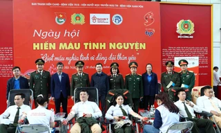 Cán bộ, chiến sĩ công an tham gia hiến máu phát động Tháng Thanh niên 2023 