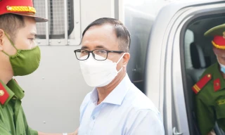 Cựu Bí thư Bình Dương và các bị cáo bị dẫn giải đến tòa