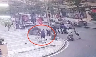 Hà Nội: Điều tra vụ bé trai bị người đàn ông đánh tới tấp tại sân chung cư