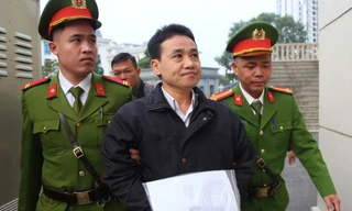 Cảnh sát dẫn giải nhóm bị cáo vụ án chuyến bay giải cứu giai đoạn 2 đến tòa