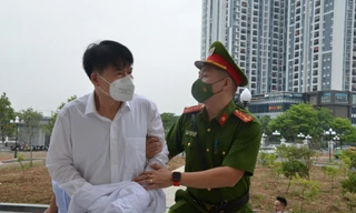 Hình ảnh dẫn giải cựu thứ trưởng Bộ Y tế Trương Quốc Cường đến tòa 