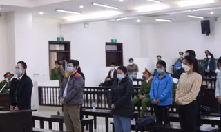 Nhóm bị cáo tại tòa.