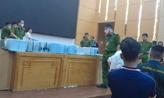 Cảnh sát niêm phong 400 bộ hồ sơ tại cuộc đấu giá 52 lô đất ở Phú Thọ