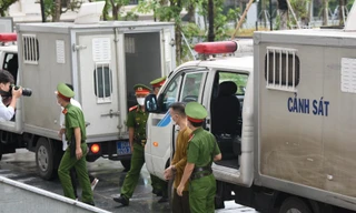 Hình ảnh dẫn giải nhóm bị cáo trong vụ cầm hơn 2 triệu USD 'chạy án' 