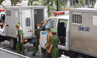 Hình ảnh dẫn giải nhóm bị cáo trong vụ cầm hơn 2 triệu USD 'chạy án' 