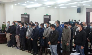 Nhóm bị cáo tại tòa.