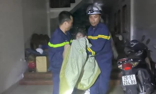 Cảnh sát giải cứu ông lão mắc kẹt trong đám cháy ở Hà Nội