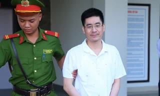 Có người nhìn thấy cựu điều tra viên cầm túi đựng tiền ra khỏi nhà nguyên Thiếu tướng