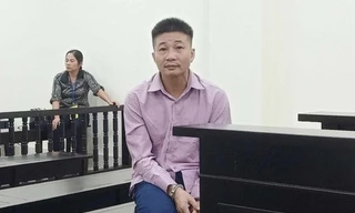 Vợ bị chủ cửa hàng quần áo đánh đập ép mua đồ, gã đàn ông lái ô tô tông trả thù