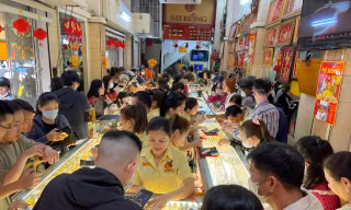 Đông nghịt người xếp hàng mua vàng dịp Tết 