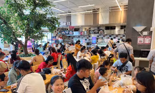 Hàng ăn ở trung tâm thương mại kín chỗ ngày mùng 3 Tết