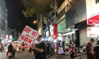 Phố thời trang Tết ế ẩm: Nhân viên ra giữa đường bắt khách