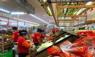 Nhân viên siêu thị liên tục lên đơn hàng cho khách