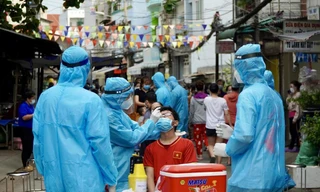 Nhân viên y tế lấy mẫu xét nghiệm COVID-19 (ảnh: HCDC)