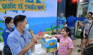 TPHCM: Vào cửa hàng chơi lễ để... trốn nắng tránh mưa