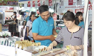 Người tiêu dùng mua hàng tại hội chợ 