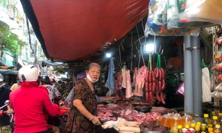 Không chỉ bà nội trợ mà tiểu thương cũng lo lắng khi nhiều mặt hàng nhảy giá