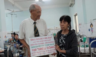 Bạn đọc báo Tiền Phong trao tặng 100 triệu đồng cho gia đình bé trai bị mẹ ruột đâm vào bụng