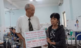 Bạn đọc báo Tiền Phong trao tặng 100 triệu đồng cho gia đình bé trai bị mẹ ruột đâm vào bụng