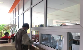 Người dân lấy kết quả xét nghiệm COVID-19 tại HCDC