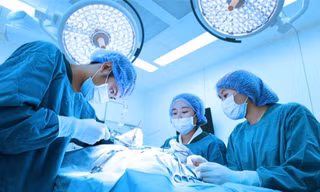 Say xỉn, người đàn ông bị bạn nhậu nhét ốc vít vào 'cậu nhỏ'
