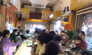 Người dân 'ôm' tiền tỷ đi mua vàng giá cao