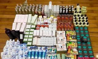 Hàng xách tay vẫn nhan nhãn ngoài thị trường dù đang bị "siết" thông quan