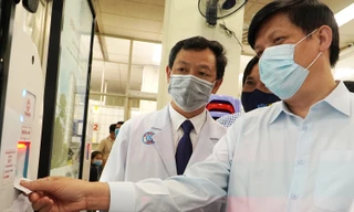 Bộ trưởng Bộ Y tế Nguyễn Thanh Long trải nghiệm mô hình khai báo y tế tự động tại BV Chợ Rẫy