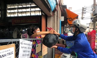 Khách mua hàng qua điện thoại