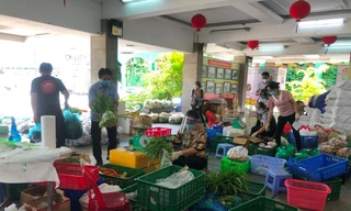 Siêu thị dã chiến nhận hàng trực tuyến, đi chợ hộ và "ship" hàng tận... cầu thang