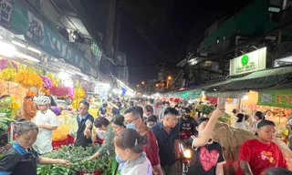 Chợ hoa lớn nhất TPHCM đông nghịt rạng sáng 28 Tết