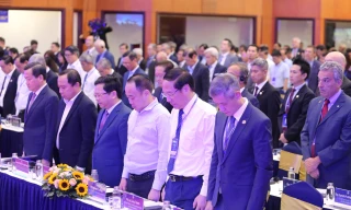 Đại biểu dự diễn đàn kinh tế TPHCM mặc niệm các nạn nhân vụ cháy ở Hà Nội, lũ quét Lào Cai 