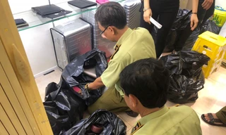 Lực lượng chức năng kiểm tra hàng giả, hàng nhái tại TTTM TPHCM