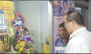 Bí thư Thành ủy Nguyễn Thiện Nhân chia buồn cùng gia đình nạn nhân (ảnh: TTBC)