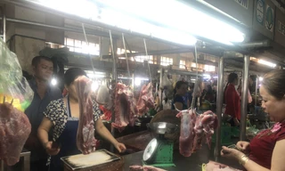 Thịt heo tăng giá chóng mặt khiến bà nội trợ lao đao