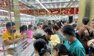 Nườm nượp sắm vàng 'lấy hên' lúc tối muộn